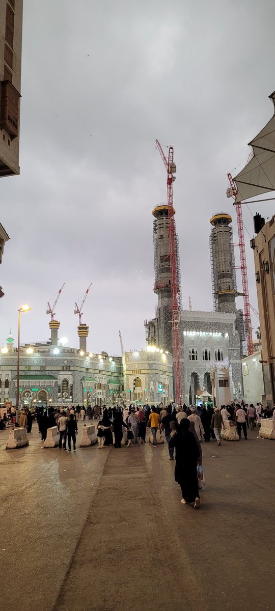 HaramainInfo's tweet photo. Pilgrims make their way to Masjid Al Haraam for Salaatul Maghrib. #Makkah https://t.co/GgxMSRSCqy