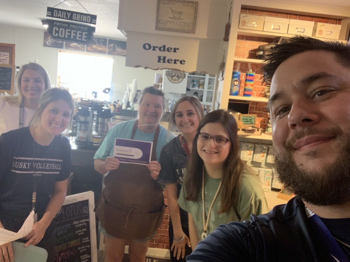 CoachGonzalez9's tweet photo. #wearehaskett #pack10 P.I.E bonus…local business owner ⁦@lindseymstevens⁩  ⁦@HaskettJH⁩ https://t.co/a306KBm9wI