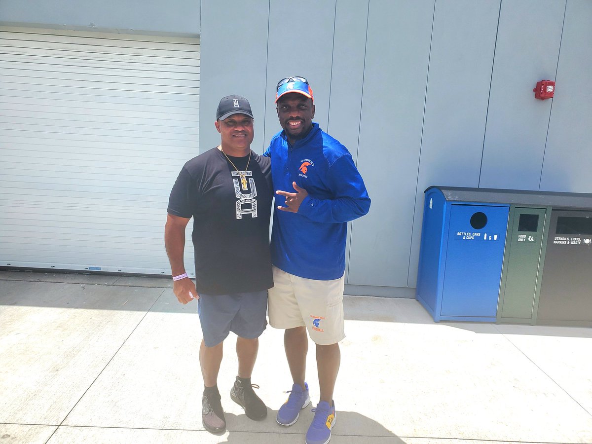 CoachBGraham's tweet photo. Spoke with a truly great person this weekend. All the positive stories about @Tua Tagovailoa's father are true. He pulled our QB aside &amp; spoke to him before taking a picture with our team. He also shared some positive words with me @MiamiDolphins practice
#Miamidolphins | #FinsUp https://t.co/FlMhZNhMRY