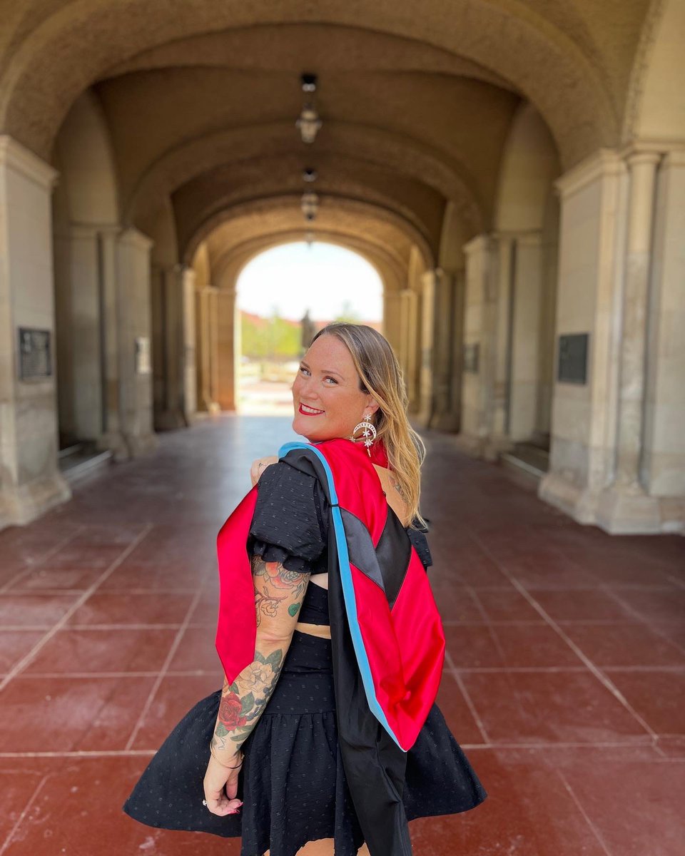 MrsRossi13's tweet photo. And just like that (jk, more like: 2 years of grit, late nights, mental breakdowns, countless hours of work), I’m a graduate (with a 4.0) of @TexasTech with a Master’s in Educational Leadership 👆🏻❤️🖤 #WreckEm https://t.co/tkFXktxuRq