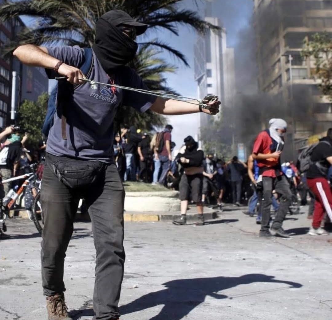 MuDiViMa's tweet photo. Octubre, 2019. Registros de delincuentes, —en su mayoría de movimientos de base ligados al Partido Comunista y células anárquicas– son retratados en pleno uso de armas resorteras sindicadas como las verdaderas causantes de traumas oculares sufridos por estos mismos delincuentes. https://t.co/FUW5LZM1W3