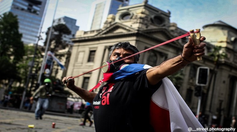 MuDiViMa's tweet photo. Octubre, 2019. Registros de delincuentes, —en su mayoría de movimientos de base ligados al Partido Comunista y células anárquicas– son retratados en pleno uso de armas resorteras sindicadas como las verdaderas causantes de traumas oculares sufridos por estos mismos delincuentes. https://t.co/FUW5LZM1W3