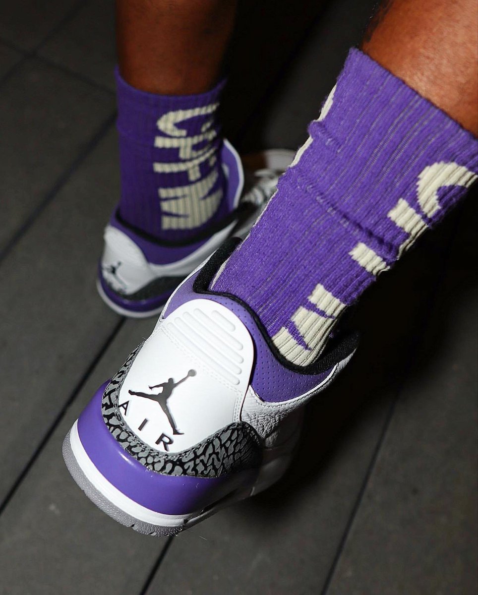 zSneakerHeadz's tweet photo. 2022 #DarkIris Air Jordan 3 on-feet! ☂️👟
Releasing on August 24th. https://t.co/yE7PU2GQl0