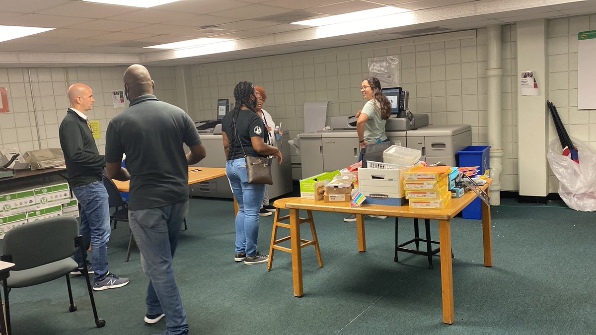 Bright9light's tweet photo. Work room! #TeamCaring #SpartansBack2School @SIS_HISD https://t.co/2Iah37eey3