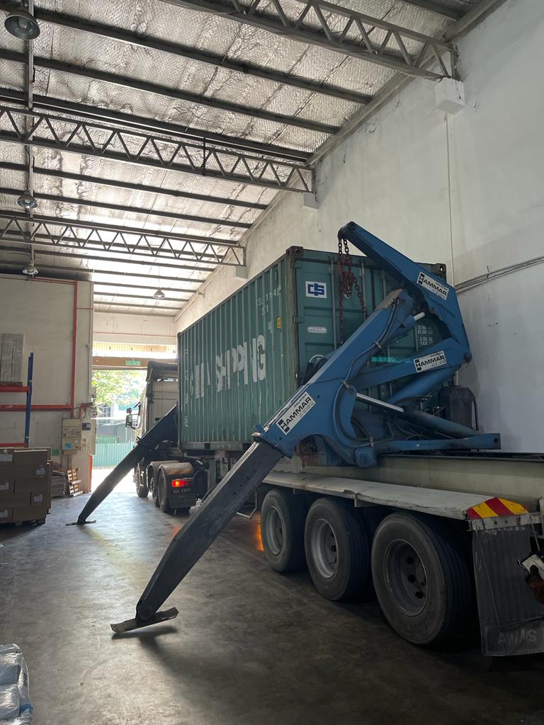 GetKubu's tweet photo. This morning saw the arrival of our brand new zinc die casting machine at the @Avantis_int Malaysia factory - helping to support our 'Works with Kubu' smart hardware program!

#VerticalIntegration #BeSmartWorkWithKubu #fenestration #glazing https://t.co/mrr4M3xlAp