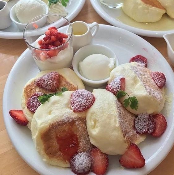 Japanese soufflé pancakes are so fluffy !!
