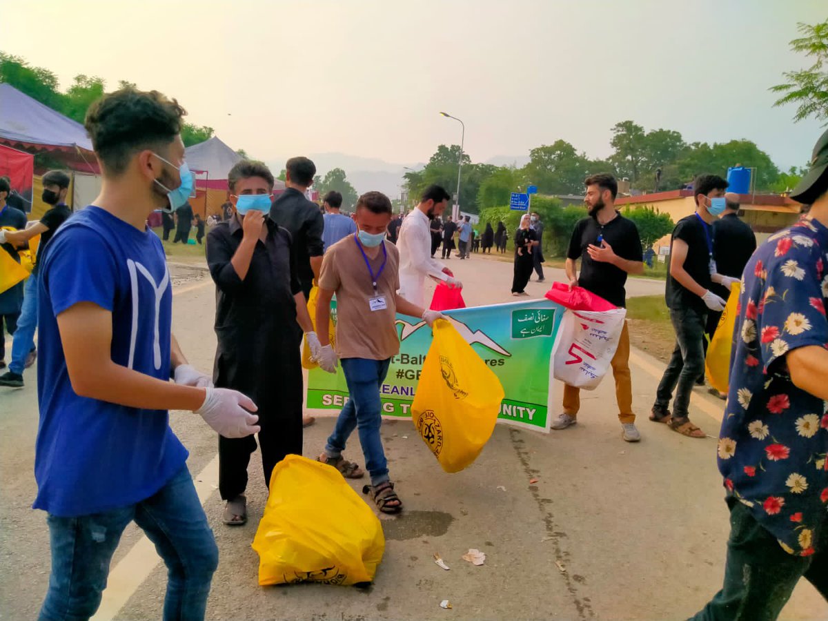 YawarOfficial's tweet photo. @GbCares carried out cleanliness drive during the 9th Moharram Procession at G6 #Islamabad to promote awareness about cleanliness among the public.

Thumbs up to all volunteers❤️

#GBCares  #HussainiMahol #Volunteers #CleanlinessDrive
@dcislamabad @syedmustafapsp @aneelsaeed https://t.co/TpfhA0RH78