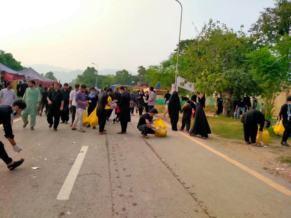 YawarOfficial's tweet photo. @GbCares carried out cleanliness drive during the 9th Moharram Procession at G6 #Islamabad to promote awareness about cleanliness among the public.

Thumbs up to all volunteers❤️

#GBCares  #HussainiMahol #Volunteers #CleanlinessDrive
@dcislamabad @syedmustafapsp @aneelsaeed https://t.co/TpfhA0RH78