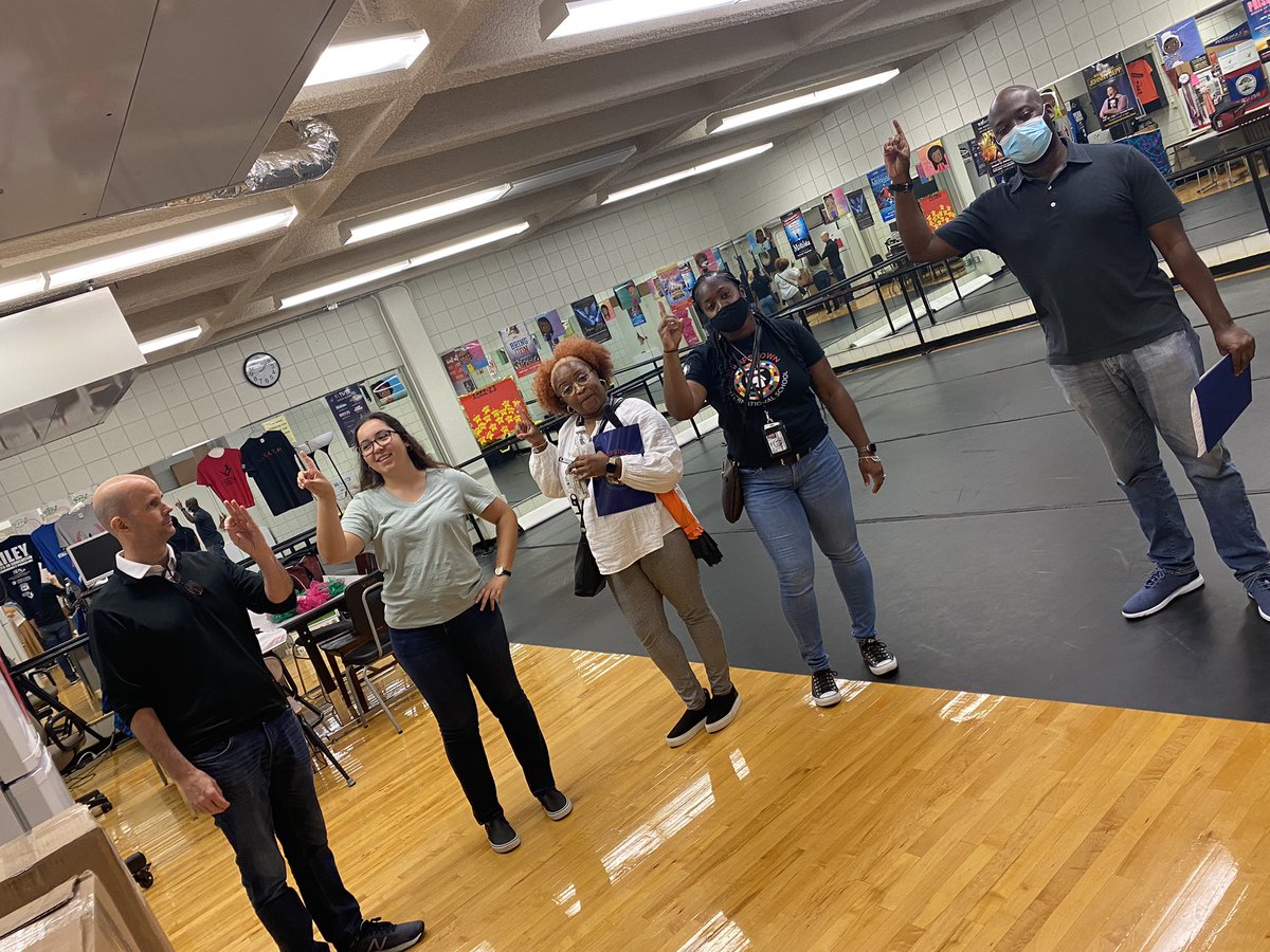 Bright9light's tweet photo. Dance room! #TeamCaring #SpartansBack2School @SIS_HISD https://t.co/2gVhVdnJRR