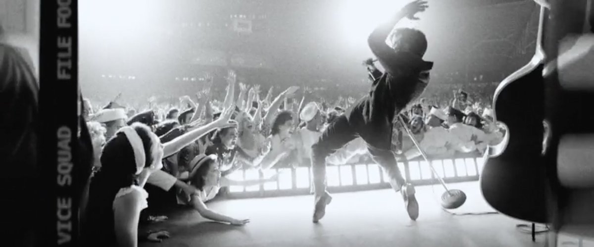 darlinurie's tweet photo. austin butler falling to his knees during trouble to bless the tl https://t.co/tpvTWMptp9