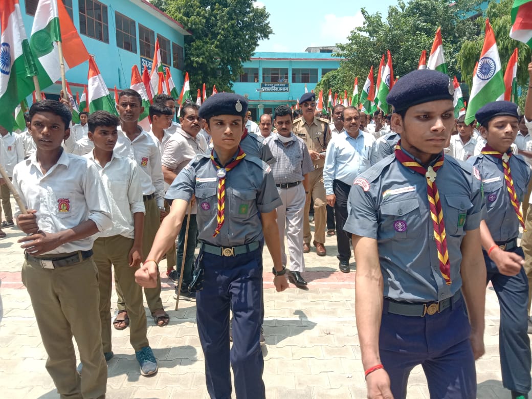 आजादी का अमृत महोत्सव के अन्तर्गत ’’हर घर तिरंगा’’ कार्यक्रम के तहत लोगों को जागरूक करने हेतु कलेक्ट्रेट परिसर में जिलाधिकारी महोदया ने एल.ई.डी. वैन को हरी झण्डी दिखाकर रवाना किया। <a href="/UPGovt/">Government of UP</a> <a href="/ChiefSecyUP/">S.P. Goyal, Chief Secretary, GoUP</a> <a href="/InfoDeptUP/">Information and Public Relations Department, UP</a> <a href="/CMOfficeUP/">CM Office, GoUP</a> #kasganj