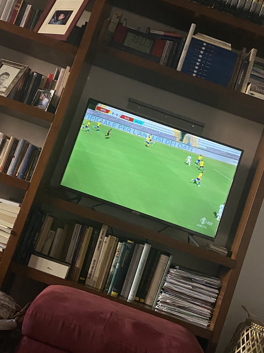 Giulismo9's tweet photo. Modena è gialloblù #ModenaSassuolo https://t.co/NvqKrW8Wxl