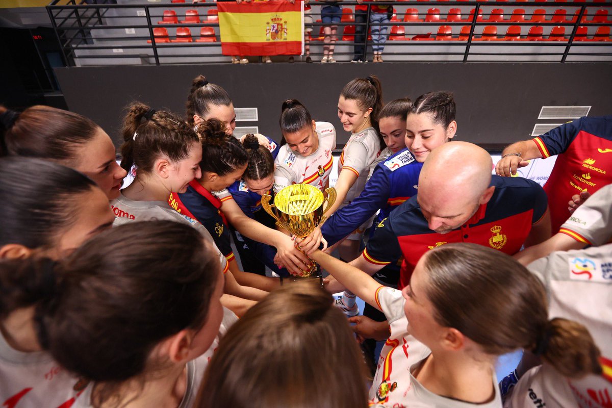 ❤️ ¡Las #GuerrerasJuveniles🇪🇸 finalizan el Campeonato del Mundo #MKD2022 levantando la President’s Cup! 🏆

👏🏻 ¡Muy buen trabajo equipo!

©️ @ihf_info 

#SheLovesHandball