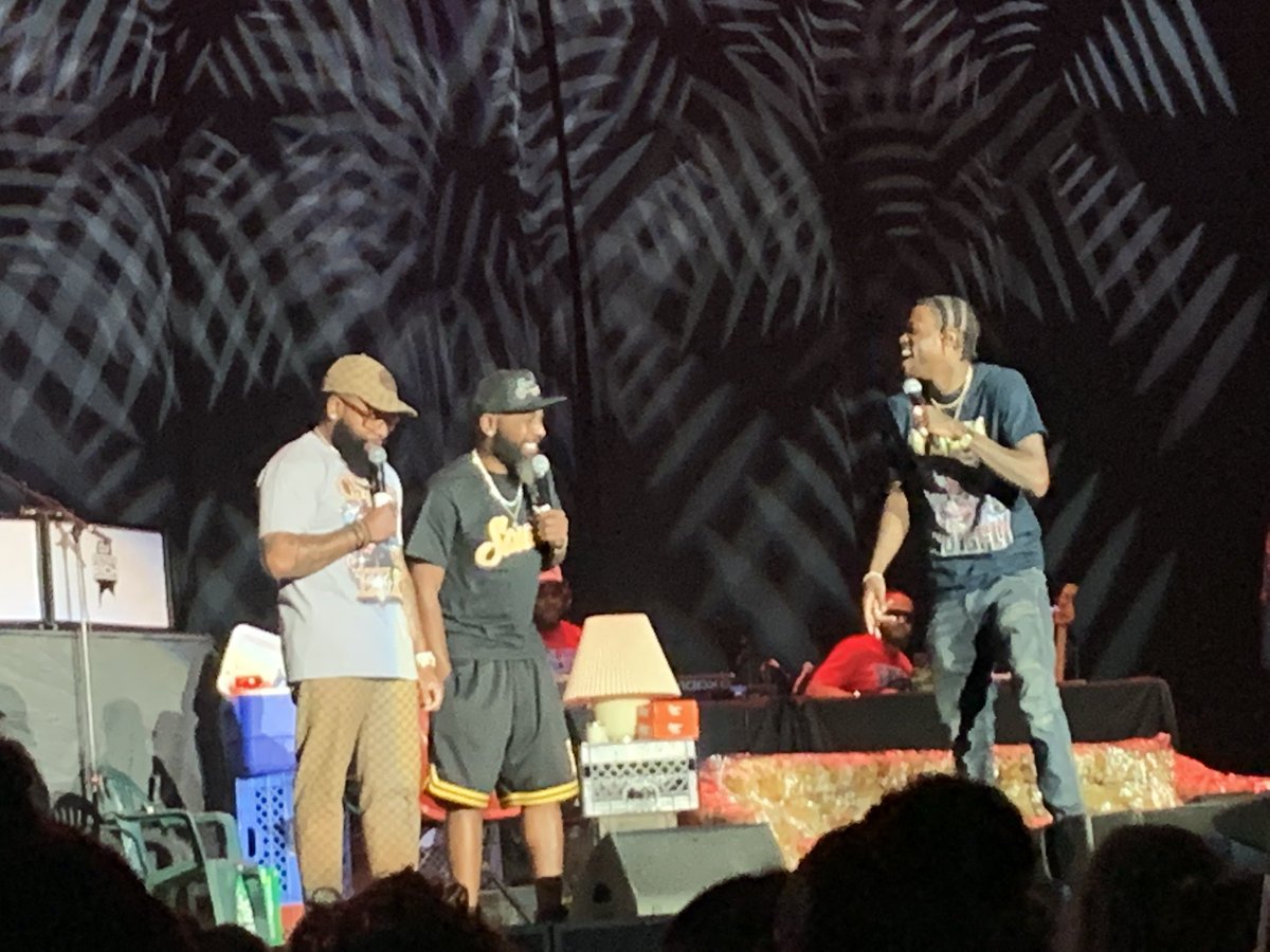 GVNTHNX's tweet photo. Omg! @85SouthShow @DCYOUNGFLY @chicoBean and @KarlousM did not disappoint!!!! And we got a special appearance by @SugaFreeWisdom it was an amazing show! #inglewood #85south #ghettolegends https://t.co/AZRdkF94OC