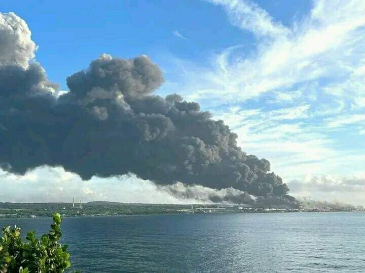 radio26cu's tweet photo. #Radio26 ‼️🔥 Actualizamos - Con Información de Cubapetróleo 👇
📌NO colapsó el tanque 3, perdió su domo o parte superior.  
@mariofsabines dijo que se comprometió el tanque 3, Sí esta incendiado.
El tanque 4 está incendiado,  mantiene tapa y estructura, pero no contiene crudo. https://t.co/2NPkHEF9Gi