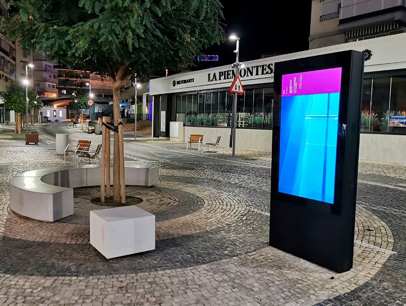 ikusled's tweet photo. Galería multimedia del proyecto Smart City desarrollado en la reciente remodelación de la avenida del Mediterráneo de #Benidorm, señalización digital de un circuito de 8 #mupis publicitarios de 65" pulgadas de alto brillo, con una luminosidad de 2.500 nits. https://t.co/rkaJ9Xazp5