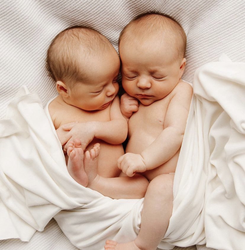 𝐭𝐰𝐨 𝐥𝐢𝐭𝐭𝐥𝐞 𝐥𝐞𝐨 𝐠𝐢𝐫𝐥𝐬. 

               ☾ 𝐬𝐞𝐧𝐧𝐚 𝐞𝐥𝐢𝐳𝐚𝐛𝐞𝐭𝐡 ☽
             𝐬𝐢𝐱 𝐩𝐨𝐮𝐧𝐝𝐬 𝐨𝐧𝐞 𝐨𝐮𝐧𝐜𝐞

             ✿ 𝐞𝐬𝐭𝐡𝐞𝐫 𝐚𝐧𝐚𝐬𝐭𝐚𝐬𝐢𝐚 ❀
          𝐬𝐢𝐱 𝐩𝐨𝐮𝐧𝐝𝐬, 𝐭𝐡𝐫𝐞𝐞 𝐨𝐮𝐧𝐜𝐞𝐬