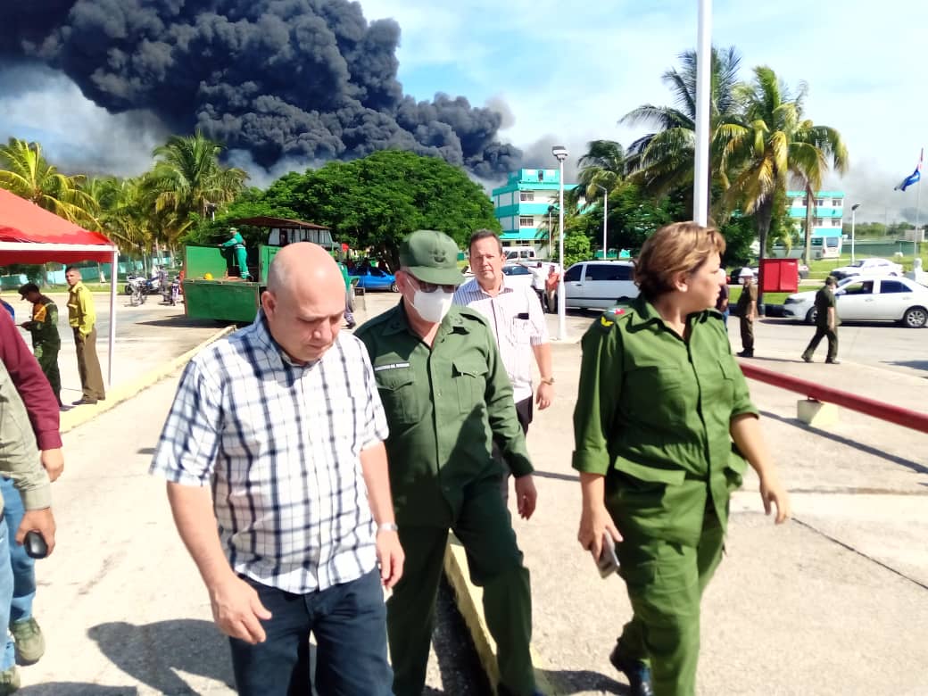 DrRobertoMOjeda's tweet photo. En el puesto de dirección de avanzada, bajo un mando único, cubanos, mexicanos y venezolanos ultiman los detalles de las próximas acciones a desarrollar. #Cuba #FuerzaMatanzas @MinfarC @minint_cuba @DiazCanelB https://t.co/FygH6dUpOH