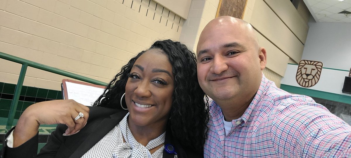 CarlosCLarios1's tweet photo. Team building and Icebreaking @SPRINGHIGHLIONS with a friendly face @KenishaSpears3 #firstday #cteteacher @iEducateYouth2 @Rene_Lugo1 @itsMrHandfield #GoSpringLions https://t.co/lcAjkiFKRA