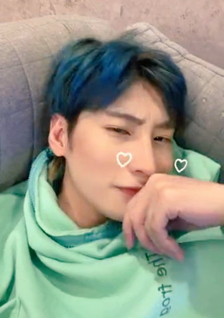 UmmiYanzu's tweet photo. Thank you Isaac for the live โค๏ธ Donโt forget to stream Time Bomb MV guys! ๐
#IsaacVoo #IsaacTimeBomb #TimeBombChallenge #TimeBomb #IsaacVkm #้ฌๅฏๅ #์์ด์ https://t.co/HDXjDcI6KR