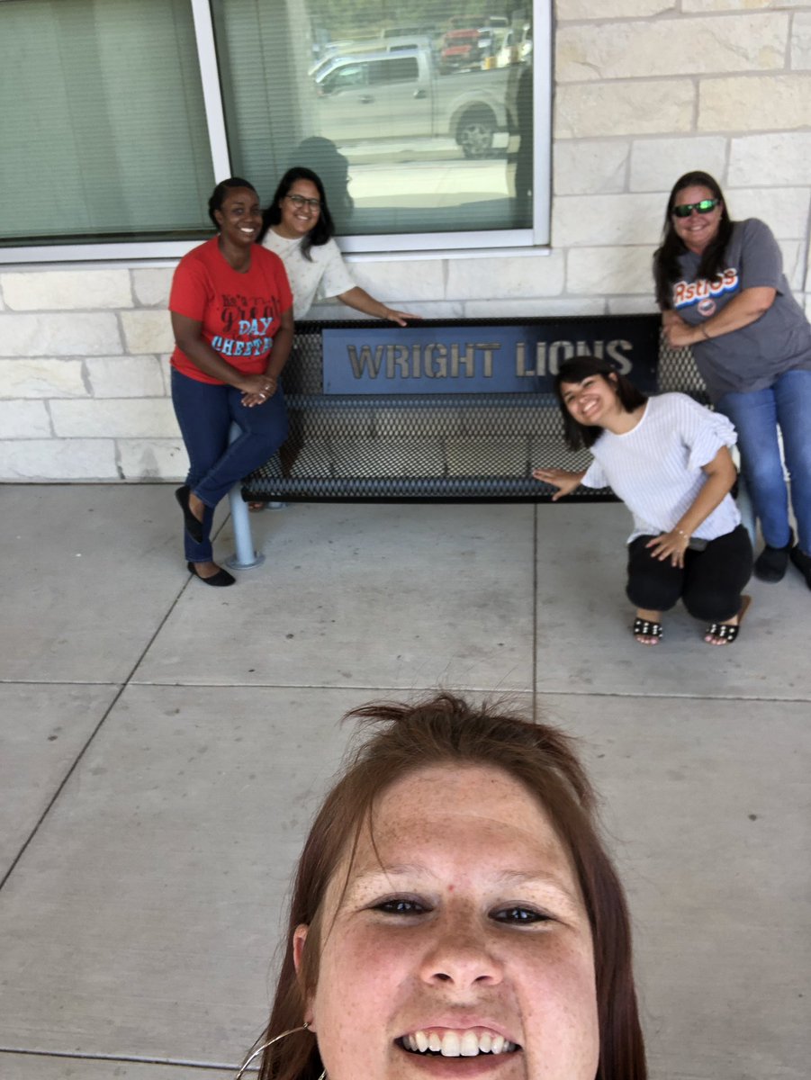 lmendez025's tweet photo. The future is bright #Redtracklcisd #silvertracklcisd #CEShunt #5thgrade @CulverLCISD https://t.co/7j0w8dIsB8