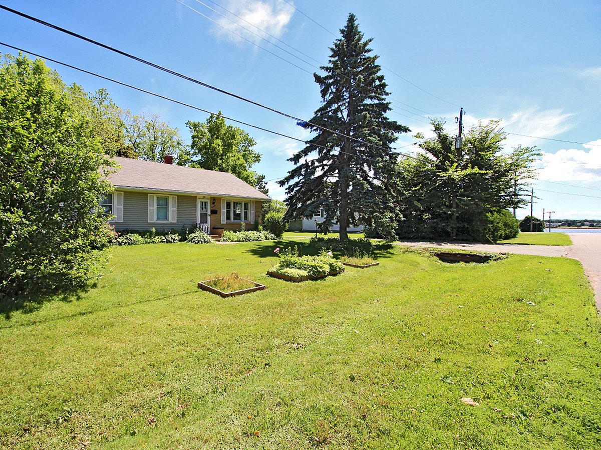 PEIForRent's tweet photo. * NEW PRICE! *

Updated 3BR home in sought-after #Stratford waterfront community, perfect single-family or investment property. Unfinished basement offers options to finish your way.

Details: https://t.co/yea2Fqswcp 

#PEI #RealEstate
#InvestmentProperty https://t.co/5fXjF4W7gh
