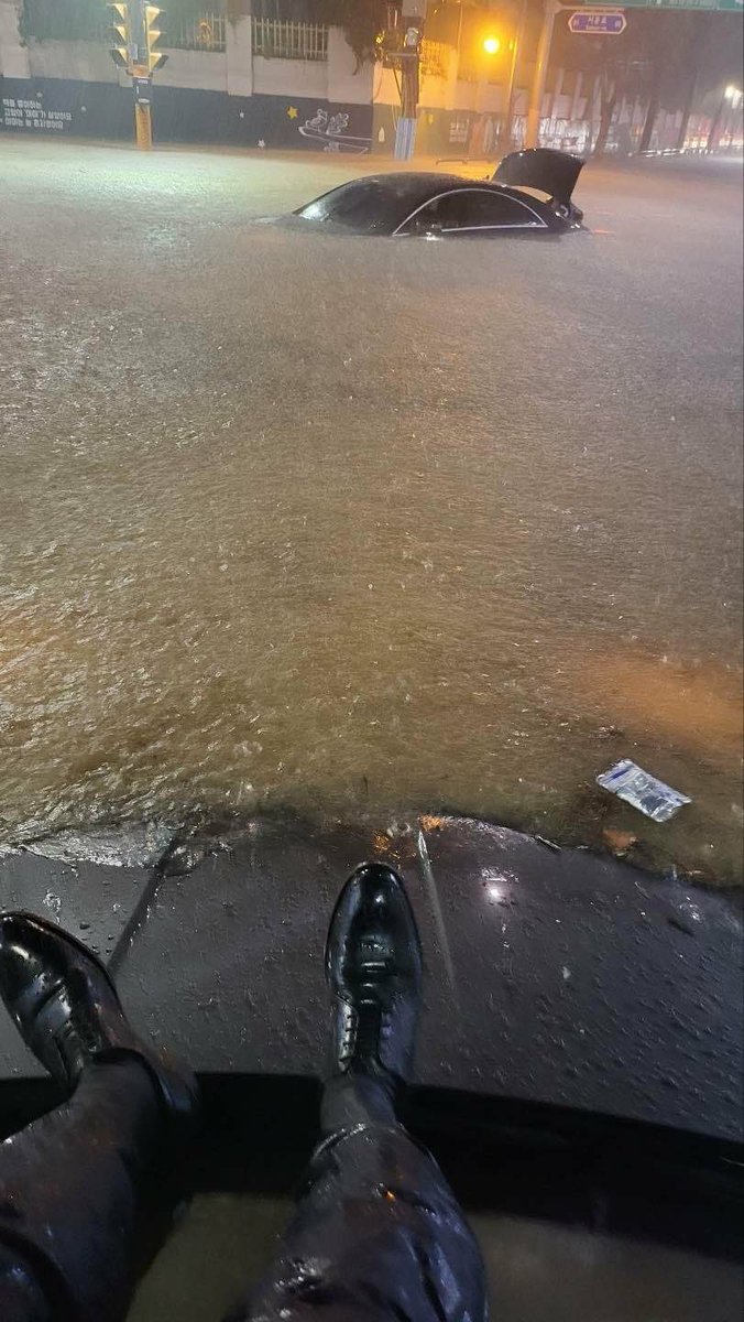 .@YonhapNews reporter Park Sang-ryul chilling on top of his Genesis G80 during tonight’s flood in Seoul.