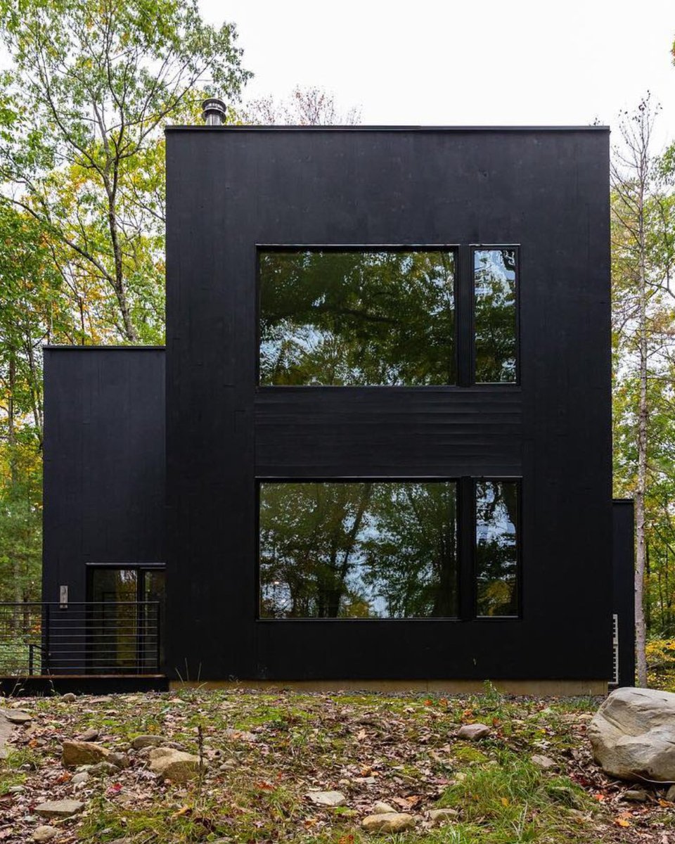 Black is the new black. 😁
We love this modern home tucked into the trees!

The secret to pulling off a dark exterior is selecting the right windows and doors. Get the details on the blog: bit.ly/3zIz7Ye

Builder: @Baxter_built 
Architect: @studiommarchitect