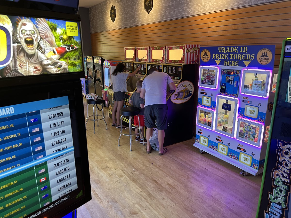 ShopWestTowne's tweet photo. Your favorite classic arcade games and pinball machines have moved down the hall at West Towne Mall! 🎮 🕹️  Castlecade is now located near H&amp;M and Hobby Lobby, so bring your gaming prowess to see if you have what it takes to be crowned king or queen! 👑 
https://t.co/JvxpshS4dh https://t.co/MGsCBEsfyE
