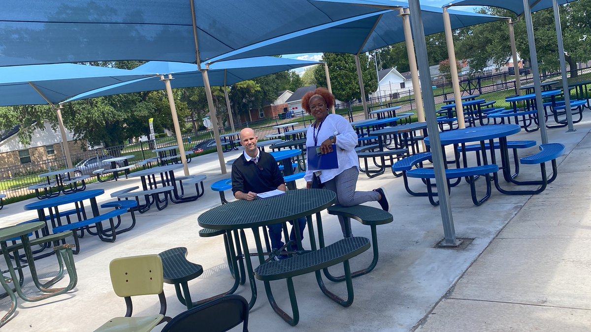 Bright9light's tweet photo. Cafeteria courtyard #TeamCaring #SpartansBack2School @SIS_HISD https://t.co/DOCWwuqGjQ