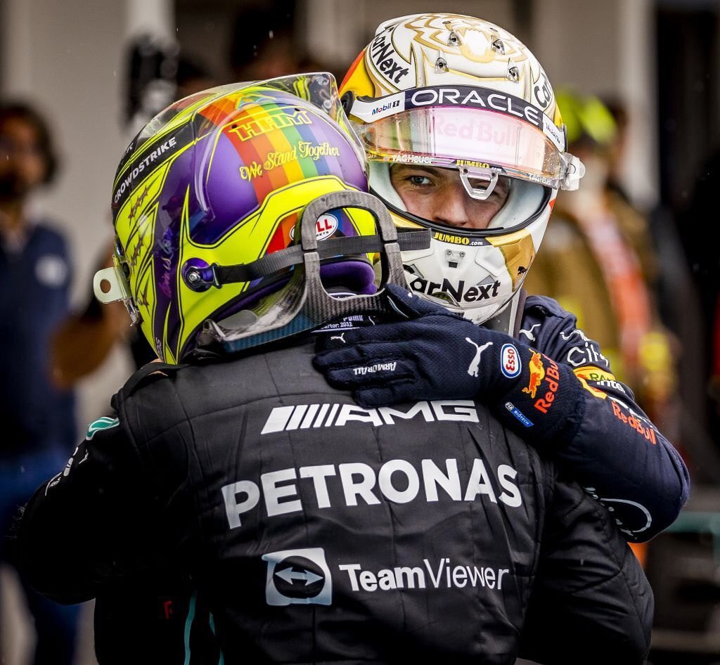 Formula 1'deki 8. sezonlarında yaz arasına girerken elde ettikleri istatistikler👇

🏎️Yarış Sayısı
🇳🇱Max Verstappen | 154
🇬🇧Lewis Hamilton | 140

🏆Zafer
🇳🇱Max Verstappen | 28
🇬🇧Lewis Hamilton | 27

🥇Galibiyet Yüzdesi
🇳🇱Max Verstappen | %18.18
🇬🇧Lewis Hamilton | %19.28