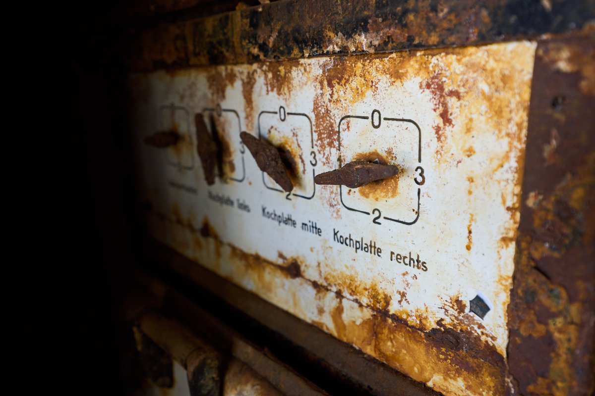 howtofixauboat's tweet image. Anyone got the number for a good oven cleaner?