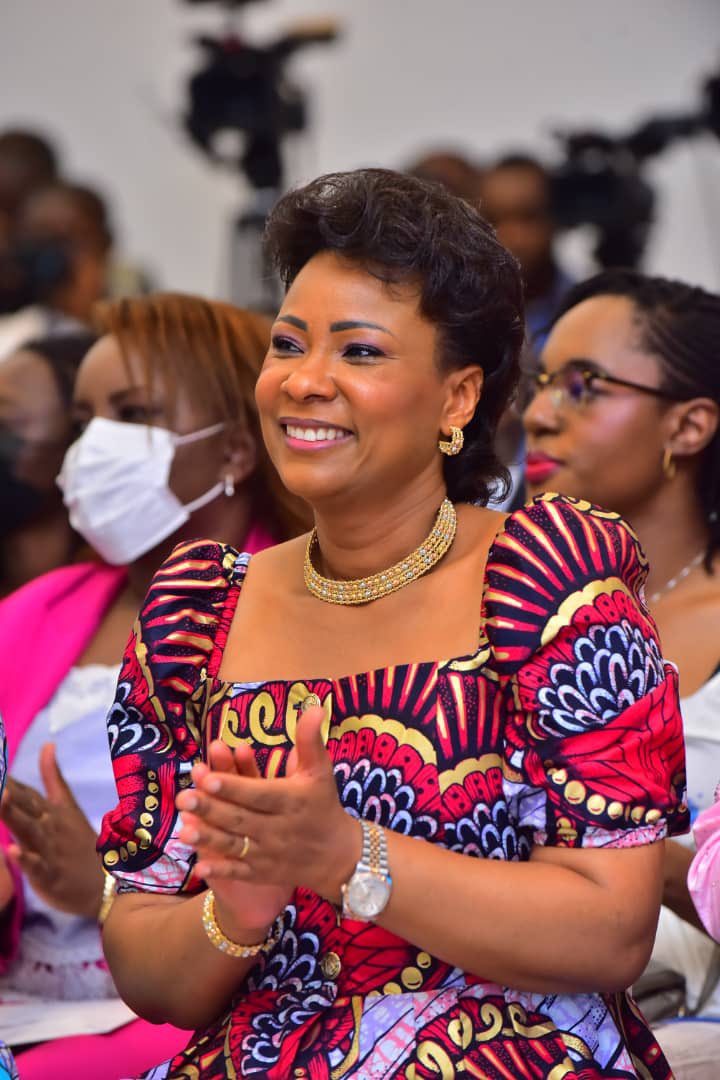 Elle a un cœur d’or, elle est une mère remplie d’altruisme et de l’humanisme, Marie-Olive Lembe Kabila est une bénédiction de l’éternel pour la RDC. 

Motema malamu en Or