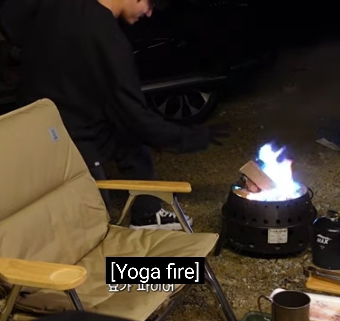 vhyungiekim's tweet photo. 💜: ¿Puedo pasar el rato en tus sueños hoy Taehyung?
🐻: Por favor, hoy en día me voy a aventuras en el mar profundo con un chico que hace yoga con fuego

🐰: *haciendo yoga con fuego en la playa*

Las coincidencias son bonitas 😖💕
#taekook https://t.co/IBymCjmjFi