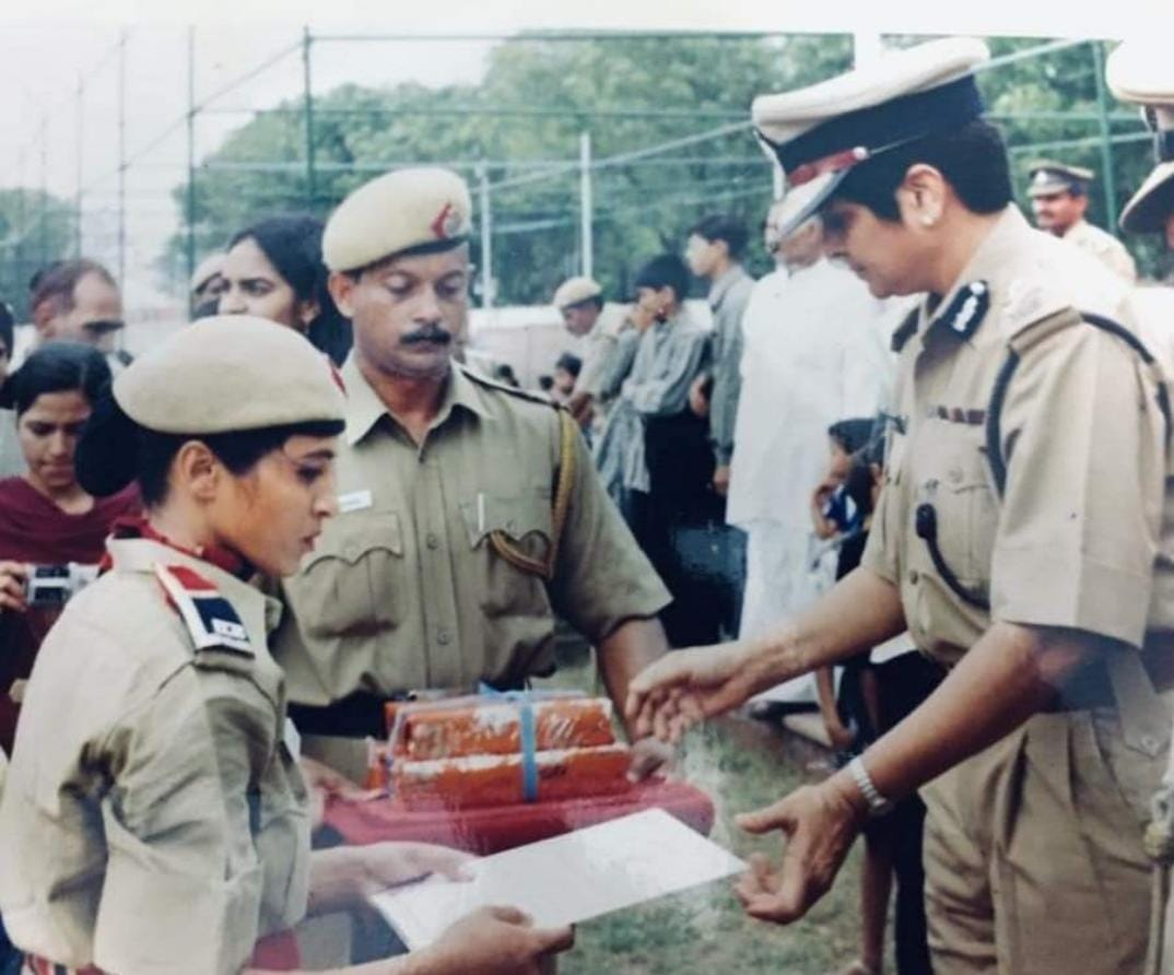 Year 2000 : 69 Training Batch
Receiving 'BEST COMMANDO' award from the  then Jt. Commissioner (Trng.) Dr. Kiran Bedi