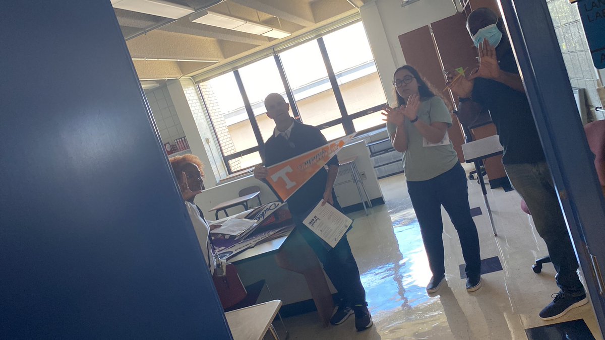 Bright9light's tweet photo. College rep #TeamCaring #SpartansBack2School @SIS_HISD https://t.co/3HvaBIRtdh