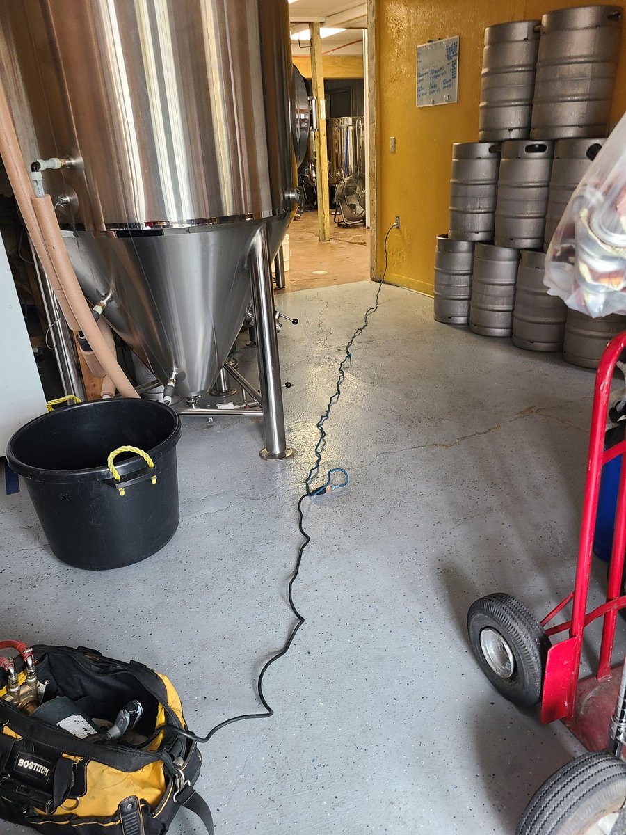 FulLawn's tweet photo. A wild FulLawn in his natural habitat. #beer #brew #craftbeer #UPBeer https://t.co/XjTcVeZz3G