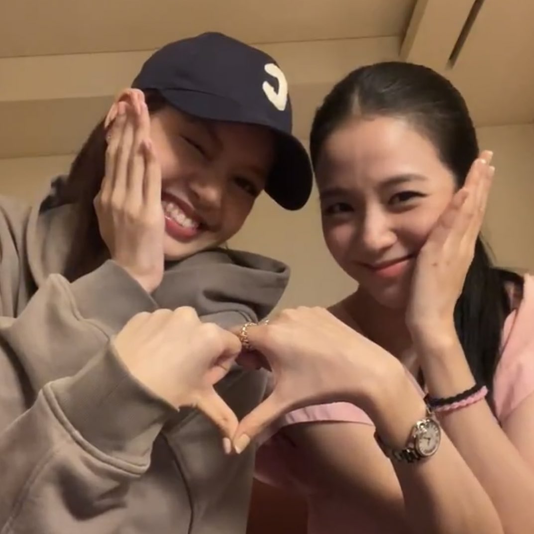 abcdfuck91's tweet photo. THANK YOU for the pink live today I'm very happy thank you again, Happy 6th debut anniversary!!<33🥺✨💗💗💗
#육년동안_내심장의색은_블랙핑크
#BLACKPINK出道六周年快乐 
#อยู่กันมา6ปีแล้วนะBLACKPINK
#SIXcredibleYearsWithBLACKPINK.
#BLACKPINK
#JENNIE
#LISA
#ROSE
#JISOO https://t.co/IUUnHpy08t