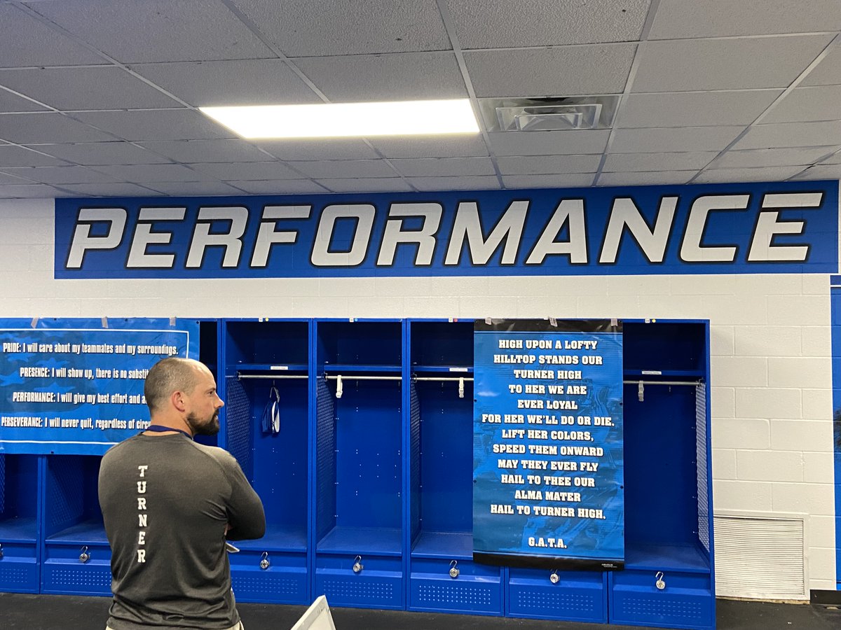 armourwrapsdfw's tweet photo. Thank you for the opportunity to upgradge the #facilitygraphics in your locker room @rltcfb @RLT_Football!!!! Good luck this season!!! #lockerroomgraphics #wallgraphics #customgraphics @OfficialTHSADA @THSCAcoaches @tasanet #TXHSFB https://t.co/MJicPvP0WH