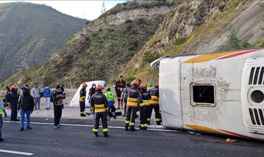 #ATENCIÓN | #QUITO | @BomberosQuito informa que en la Panamericana Norte, entre el Peaje de Oyacoto y Peaje de Guayllabamba, sector El Pisque se produjo un siniestro de tránsito. Un bus de transporte de pasajeros perdió pista y se volcó.