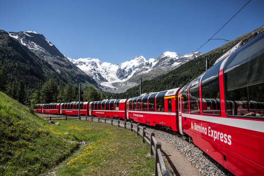 Gisteren zijn we met de Bernina Express, de sloomste exprestrein ter wereld, naar Italië gereden om een ijsje te eten. (Twee bolletjes.)