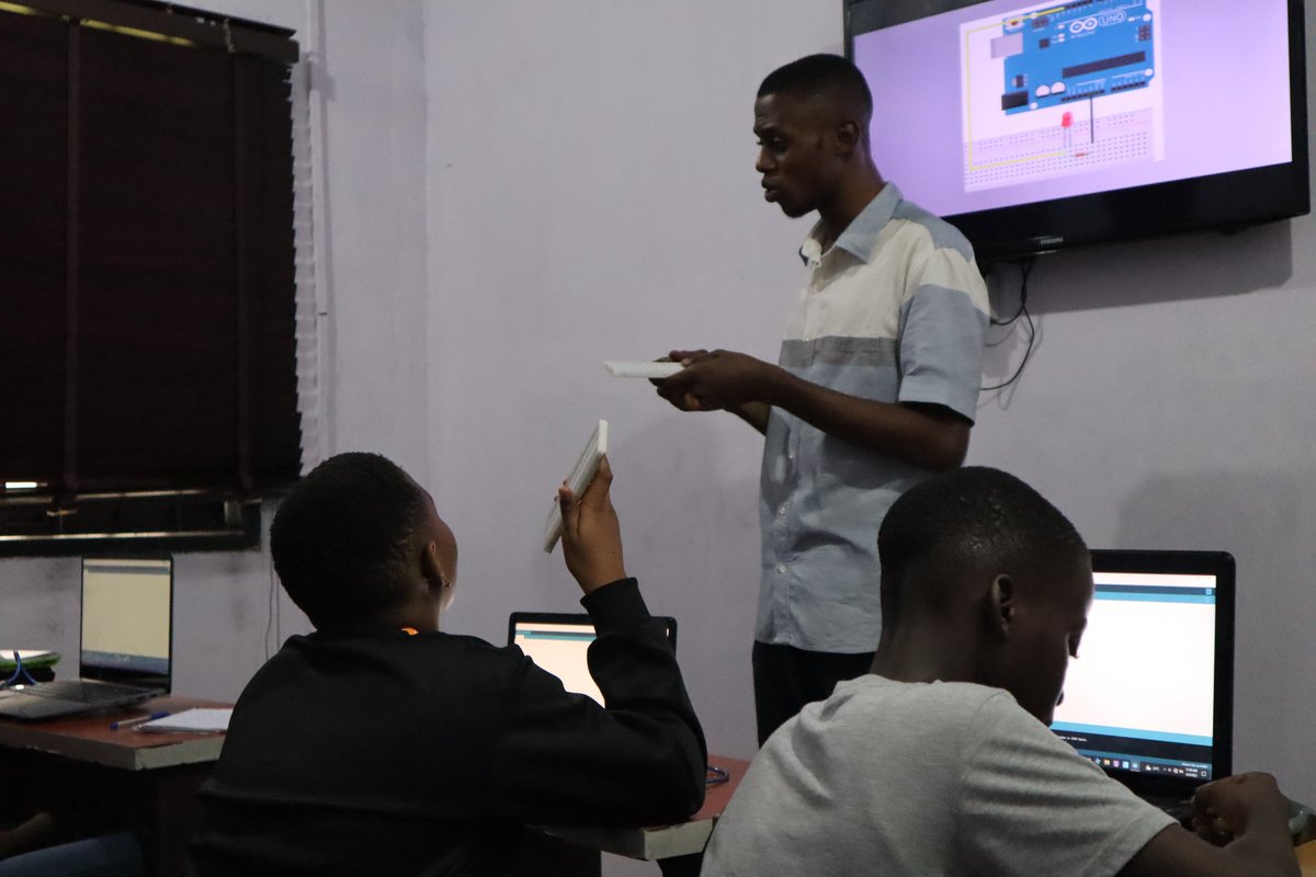 loctechtraining's tweet image. #robotics #kidsrobotics #roboticskids #arduino #arduinoproject #summercamp 
Our future Roboticists getting familiar with the Arduino board. 
The tech summer camp is ongoing but don&apos;t let that stop you from enjoying many more deals, and events. Call us on 0703 888 5466