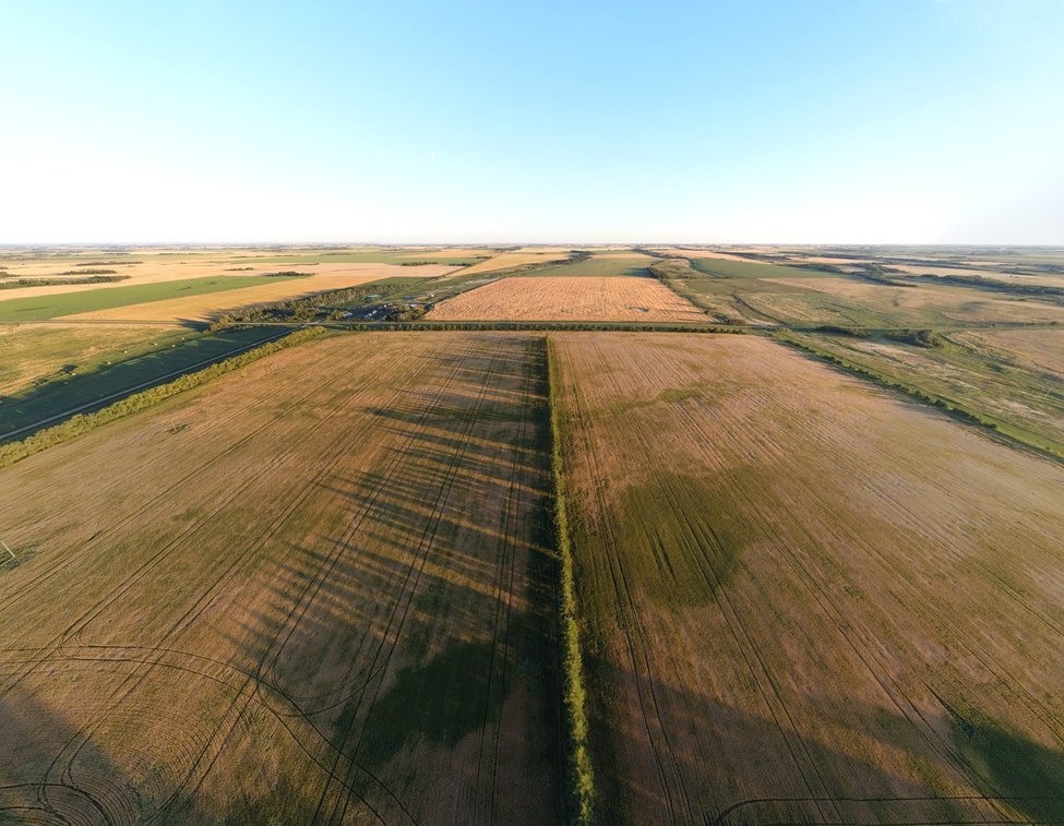 With harvest starting/imminent it’s time for the annual PSA that you now have an opportunity to manage next years soil water reserve through stubble management. Anything that📈surface roughness will📈snowpack/recharge potential and vice versa #WestCdnAg #snow #hydrology🧵1/7