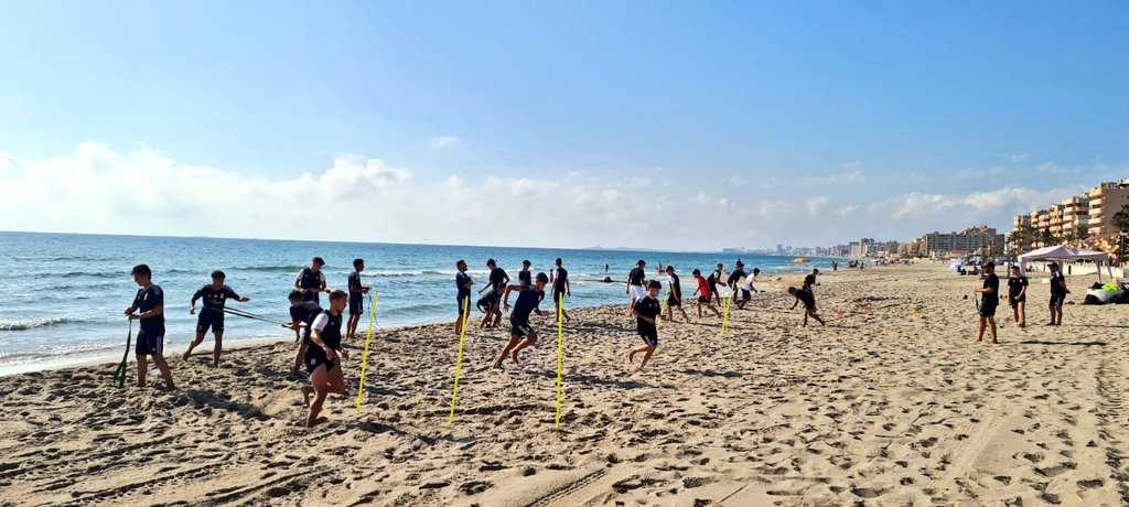 FCC_Cantera's tweet photo. JUVENIL B | Sesión de entrenamiento de nuestro equipo de #LigaNacional en la playa.

#PretenporadaAlbinegra https://t.co/n3k8fhbtHW