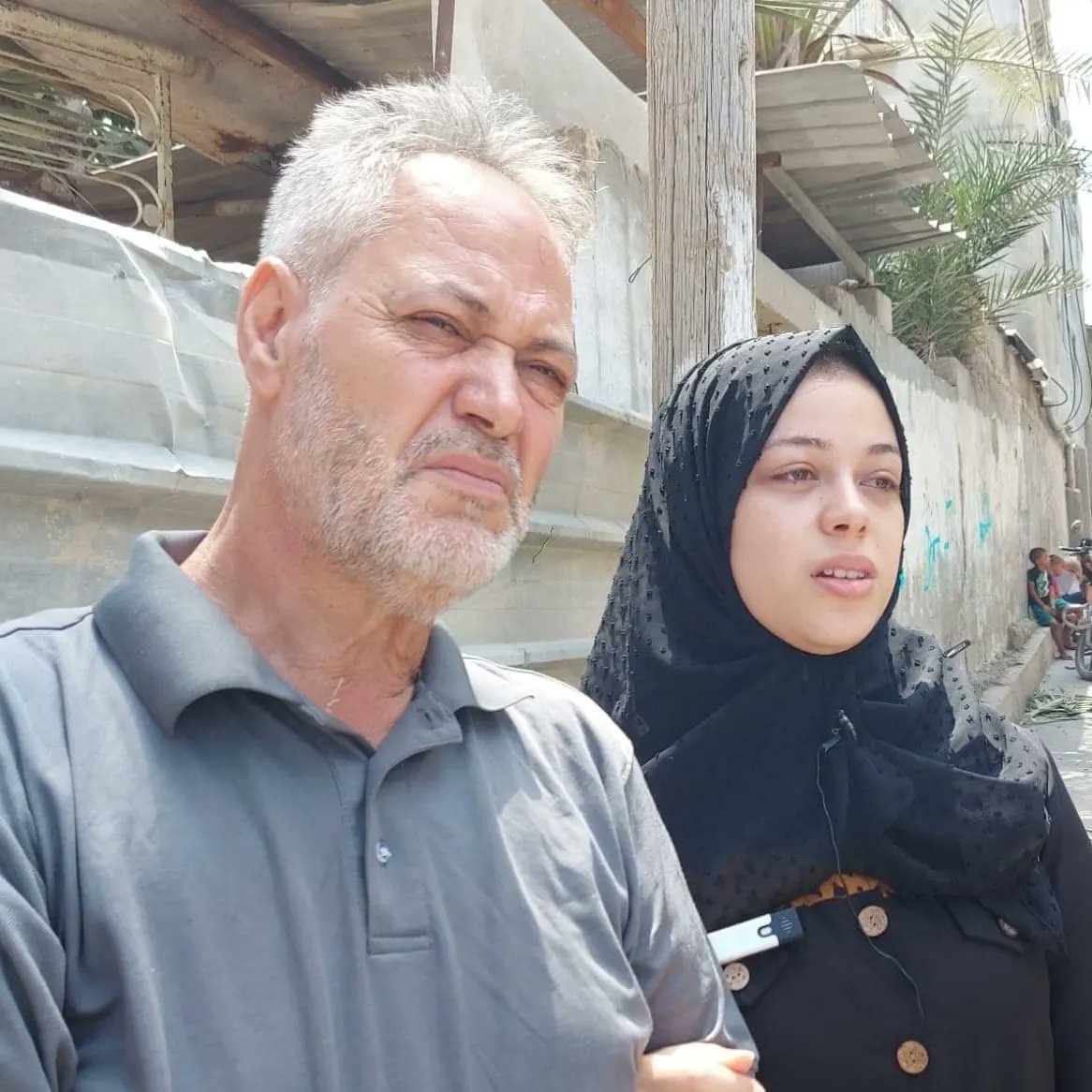 Gazamediaa's tweet photo. Pelukan sang ayah, Dr. Umar Muhammad Harb hibur sang putri, "Abeer" atas kehilangan tunangannya, Ismail Abdel Hamid Dweik beserta ibu yang syahid akibat hantaman rudal jet tempur Zionist yang mentarget rumahnya di Sho'ut Rafah, Jalur Gaza Selatan.

#GazaUnderAttack #SaveGaza https://t.co/mslxH5kNls