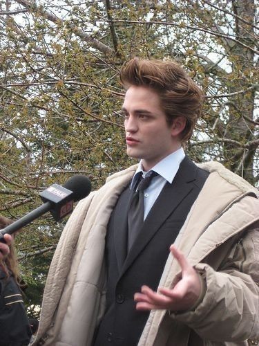 comfortrobt's tweet photo. no thoughts just robert pattinson in his twilight era https://t.co/GVK2RcPYLa