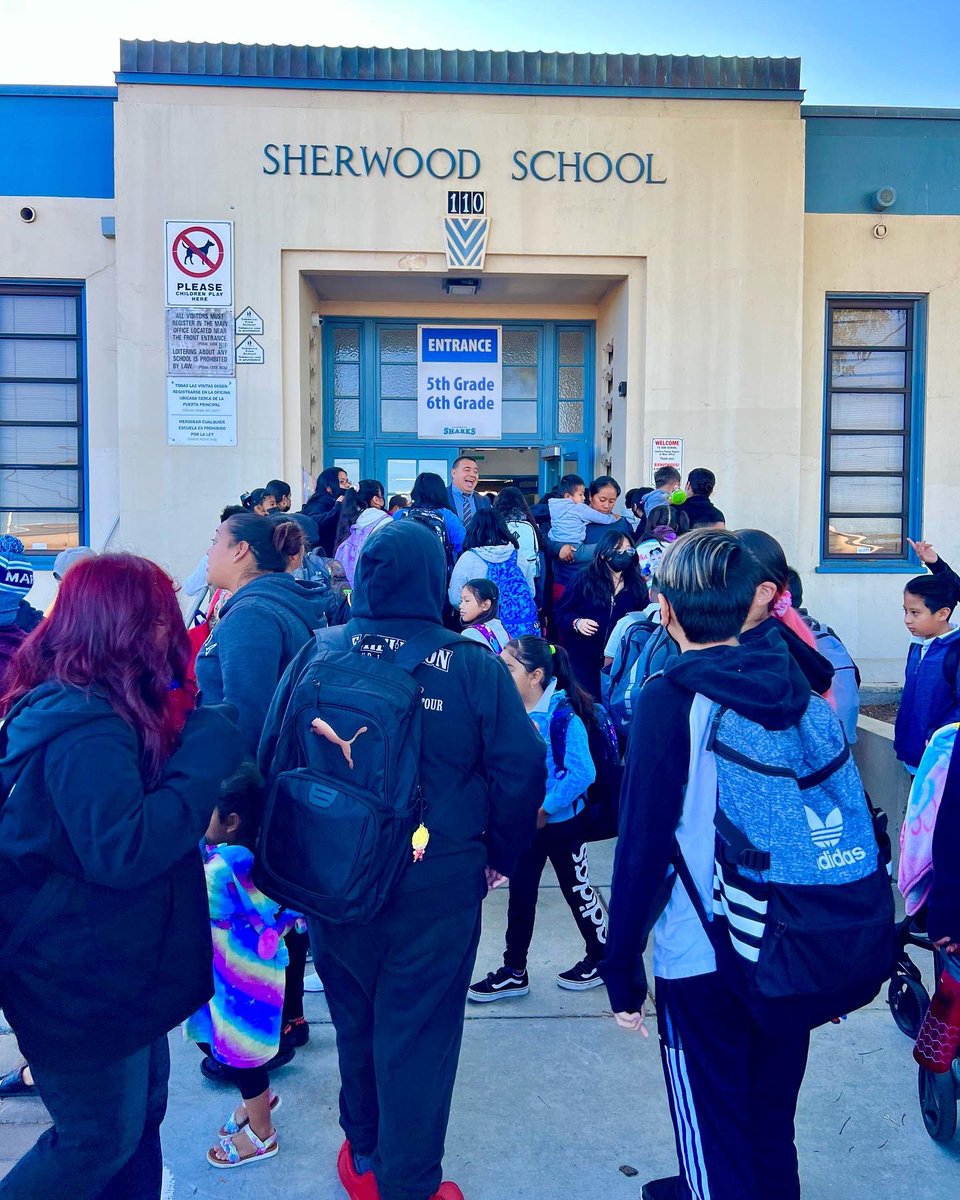 SupervisorAlejo's tweet photo. Busy morning at Sherwood Elementary School in #EastSalinas welcoming back our students during the first day of school! Thx to Principal #EverardoMarquez, all the dedicated school staff & the @salinascityesd for all you do for our families! #LovingSalinas📚 #EastSideLove💚 https://t.co/BxnKBnbfZV