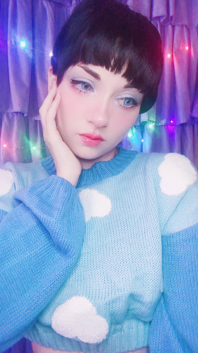 newhologram's tweet photo. 𝘚𝘪𝘯𝘤𝘦 𝘵𝘩𝘢𝘵 𝘥𝘢𝘺, 𝘮𝘺 𝘮𝘪𝘯𝘥 𝘩𝘢𝘴𝘯’𝘵 𝘤𝘩𝘢𝘯𝘨𝘦𝘥
𝘐 𝘫𝘶𝘴𝘵 𝘸𝘢𝘯𝘵 𝘵𝘰 𝘬𝘦𝘦𝘱 𝘱𝘶𝘵𝘵𝘪𝘯𝘨 𝘮𝘺𝘴𝘦𝘭𝘧 𝘧𝘪𝘳𝘴𝘵
#android #fairy #fashion #model #enby #nonbinarymodel #queermodel #disabledmodel #shorthair #clouds #blue #lamodel #mixedmodel https://t.co/48ofJDhlGB