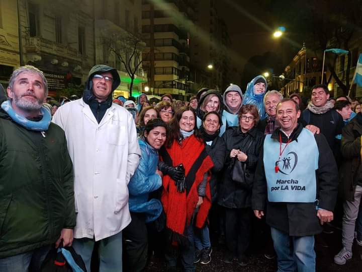 Carolin78413285's tweet photo. #8APorLaVida  Afuera del Congreso,con frio y lluvia apoyando a los Senadores provida que con su voto lograron por 2 años frenar la ley.  Hoy con la misma fuerza y convicción le decimos #SiALaVidaSiempre y seguimos trabajando para recrear la Cultura de la Vida 
@MariabTapia https://t.co/qxv3X63qDm