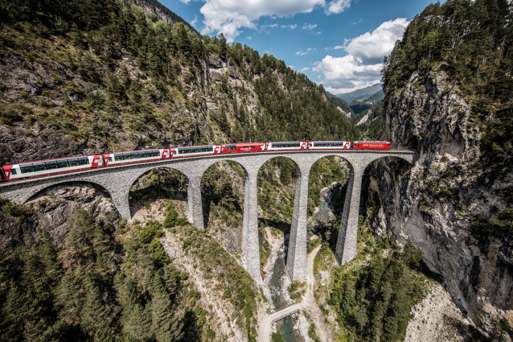 Vandaag hebben we de derde etappe van de Bahnerlebnisweg gewandeld, van Filisur naar het Landwasserviadukt, misschien wel het beroemdste spoorwegviaduct ter wereld.